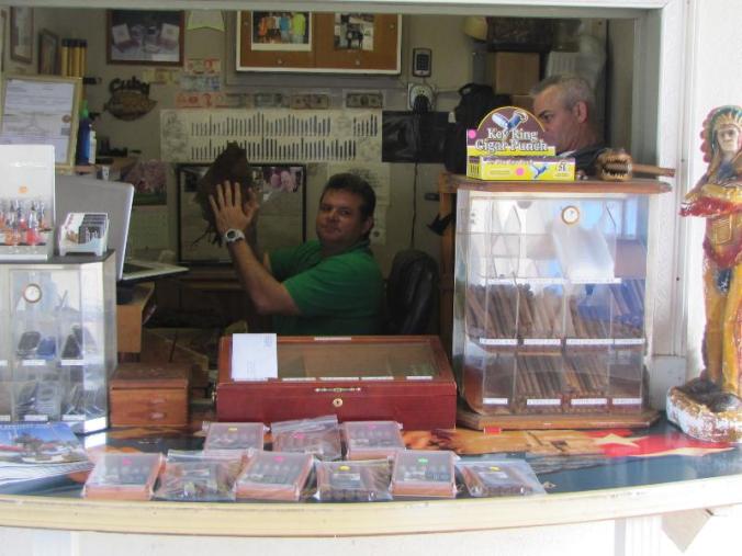 The master cigar maker at work